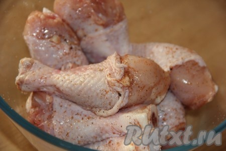 Тщательно перемешать куриные ножки с солью и специями.
