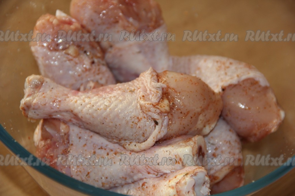 Идея для домашнего ужина: куриные бедра тушеные в сметане в мультиварке