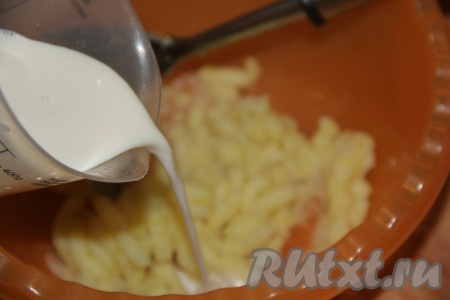 Влить тёплое молоко в миску к картофелю и тщательно перемешать. 
