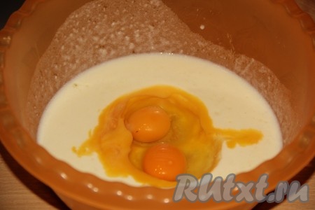 В негорячее картофельное пюре добавить яйца и перемешать массу венчиком.
