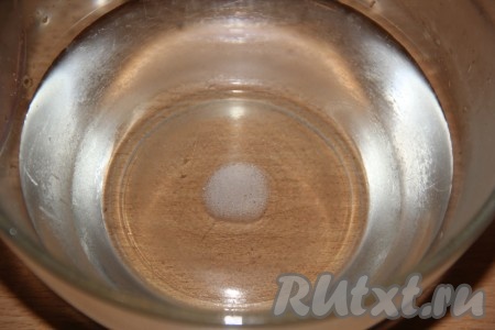 Тёплую воду (температура воды, примерно, 50 градусов) влить в глубокую миску, добавить соль. Перемешать, чтобы соль полностью растворилась.
