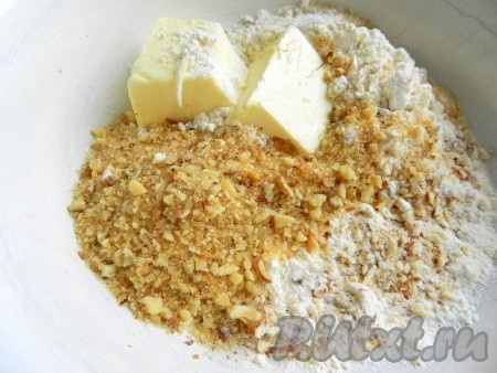 Для приготовления ореховой крошки орехи измельчить в блендере, но не очень мелко. Масло, орехи, коричневый сахар и муку смешать, растереть руками в крошку.