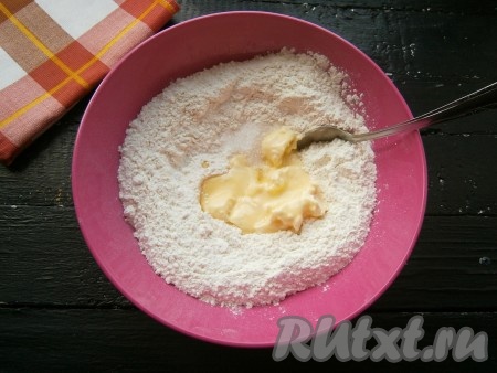 Муку просеять в миску, добавить оставшийся сахар, щепотку соли и 70 граммов предварительно размягчённого сливочного масла. 
