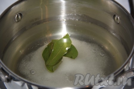Для приготовления маринада в отдельной кастрюле соединить воду, растительное масло, сахар, лавровые листья и соль. 