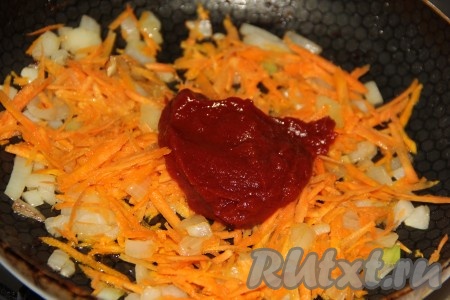Затем к обжаренным овощам добавить томатную пасту.
