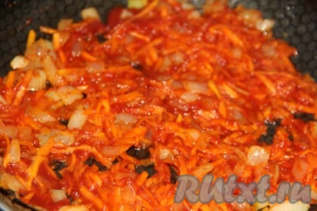 Перемешать и потомить овощи в томатной пасте минуты 3 на небольшом огне. 

