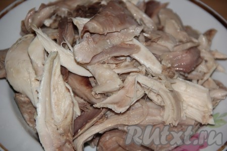 Куриное мясо отделить от костей и шкуры. Свиной жир убрать. Свинину и куриное мясо порвать на волокна.
