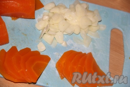 Посолить бульон по вкусу и влить разведённый желатин, перемешать. Отваренную вместе с мясом морковь тонко нарезать. Чеснок очистить и нарезать тонкими пластинками.
