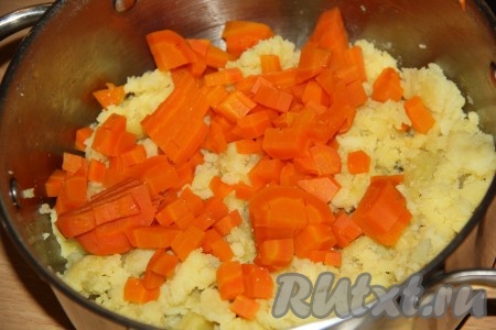 Варёную морковь нарезать на кубики и выложить в кастрюлю с картошкой. Варёные лук и болгарский перец для приготовления супа в дальнейшем не понадобятся, они уже отдали свой вкус и аромат бульону.
