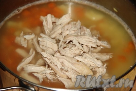 В кастрюлю с бульоном и овощами выложить кусочки мяса. Довести куриный суп до кипения.
