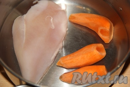 Яйца отварить в течение минут 10 с момента закипания воды, затем остудить и очистить. Выложить в кастрюлю филе и очищенную морковь. Залить мясо водой, поставить кастрюлю на огонь. Когда бульон закипит, уменьшить огонь и варить филе с морковью минут 20-25.

