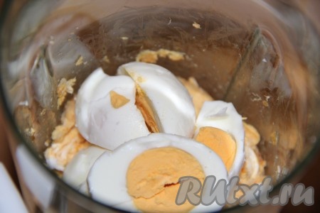 Затем добавить крупно нарезанные яйца в чашу блендера.
