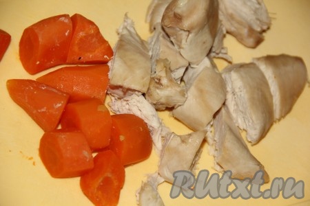 Когда филе и морковка сварятся, достать их из бульона, дать остыть и крупно нарезать.
