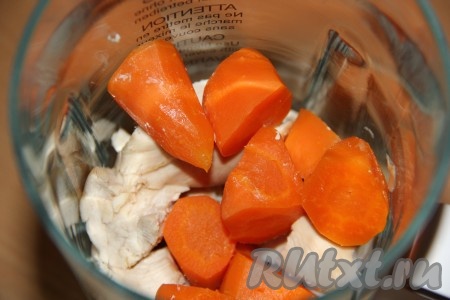 Выложить куриное мясо и морковь в чашу блендера.
