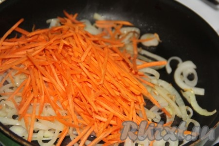 Морковь натереть на специальной тёрке для моркови по-корейски. Если нет такой тёрки, то натрите на крупной тёрке. Добавить морковь в сковороду к луку и обжарить в течение 5 минут на среднем огне, не забывая перемешивать время от времени.

