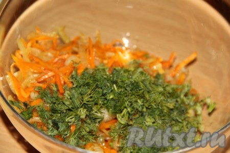 Укроп вымыть, мелко нарезать и выложить к моркови с луком и чесноком, посолить по вкусу, перемешать и начинка для куриных рулетиков готова.
