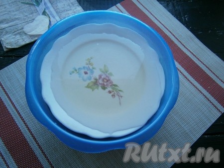 Прикрыть тарелкой (как на фото), чтобы щековина была полностью покрыта рассолом и оставить для просолки на 1 сутки в прохладном месте.
