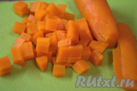 Запечённые картофель, свеклу и морковь нарезать небольшими кубиками.
