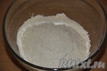 Для приготовления теста соединить муку, соль и сахар, слегка перемешать мучную смесь.
