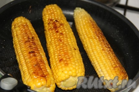 Обжарить кукурузу со всех сторон до золотистого цвета на среднем огне. Я переворачивала кукурузу с помощью щипцов, можно умело поддевать початки обычной вилкой.
