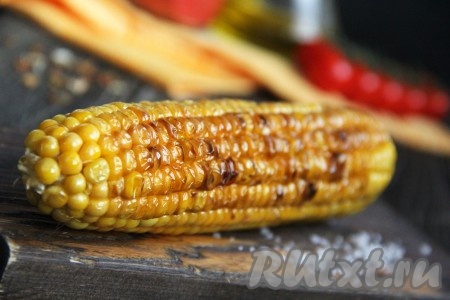 Початки жареной кукурузы переложить со сковороды на тарелку, посыпать солью и подать к столу в горячем виде. Кукуруза, приготовленная по этому рецепту, получается и сочной, и очень вкусной, попробуйте!

