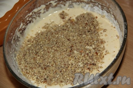 В получившееся тесто добавить измельчённые орехи, перемешать лопаткой.
