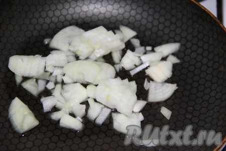 Пока запекается картофель в духовке, нужно очистить луковицу и нарезать её на средние (или мелкие) кусочки. В сковороду влить немного растительного масла, сделать средний огонь и выложить нарезанный репчатый лук. 
