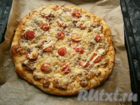 Выпекать пиццу в разогретой до 230-250 градусов духовке минут 15.
