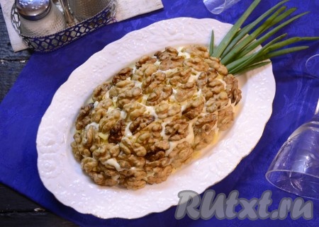 Рецепт салата "Ананас" с курицей, сыром и грецкими орехами
