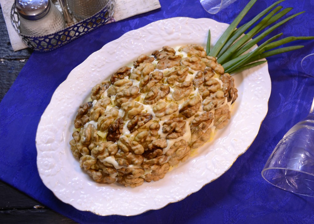 Ананасовый салат с куриной грудкой, сыром и специями