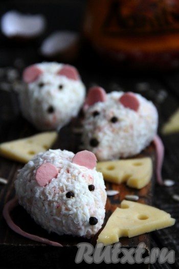 Вот такие очень симпатичные мышата получились. Очень нежная, вкусная новогодняя закуска "Мышки", приготовленная из крабовых палочек, украсит любой праздничный стол.