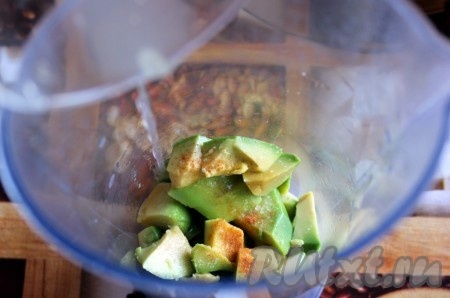 Кусочки авокадо поместить в стакан блендера, влить лимонный сок, посолить, добавить красный молотый перец.
