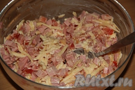 К колбасе, помидорам и сыру добавить майонез, хорошо перемешать и начинка для лаваша готова. 