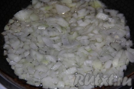 Хорошо промыть 100-120 грамм сухого риса, затем всыпать в кастрюлю с кипящей подсоленной водой и отварить в течение минут 15-20 (до готовности). Когда рис будет готов, выложить его в дуршлаг и промыть холодной водой. Для приготовления запеканки понадобится 250 грамм отваренного риса. Морковь и лук очистить. Разогреть в сковороде немного растительного масла, выложить мелко нарезанный лук и обжарить его в течение нескольких минут (до прозрачности), помешивая, на среднем огне.
