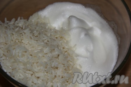 Взбить миксером 2 яичных белка с щепоткой соли до стойких пиков и выложить в остывший варёный рис.
