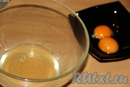 Разделить аккуратно яйца на желтки и белки.
