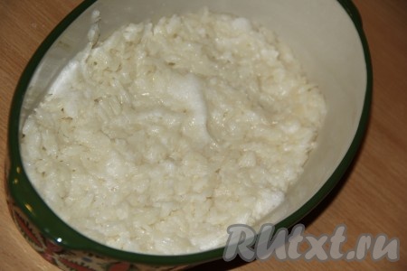 Половину риса, смешанного с белками, выложить в форму для выпечки (форму, при желании, можно предварительно смазать маслом).
