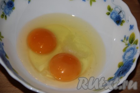 Яйца вбить в миску, добавить соль.

