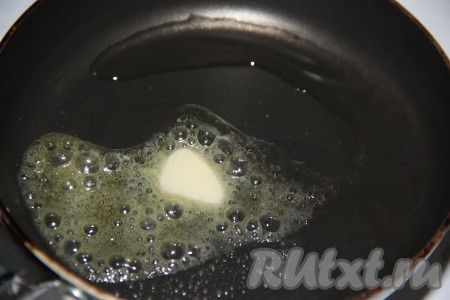 Сливочное масло растопить на сковороде. Я делала яичницу на маленькой сковороде диаметром 15 см. Если делать на сковороде диаметром больше, то просто увеличьте количество продуктов вдвое.
