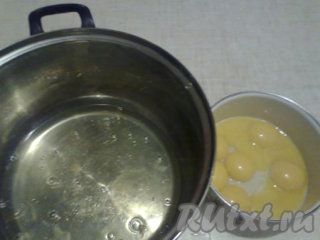 Приготовим тесто для зелёного коржа.

Яйца разделить на белки и желтки.