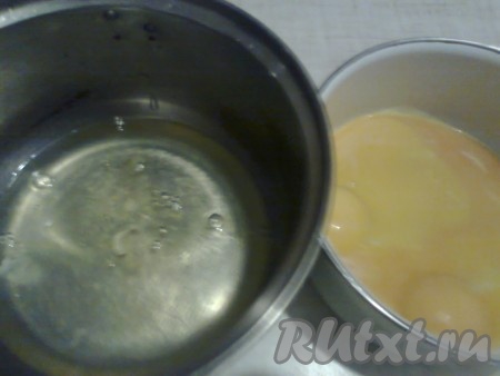 Приготовим тесто для жёлтого коржа. Яйца разделить на белки и желтки.