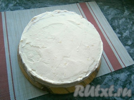 Промазать нижний бисквит лимонным кремом, сверху накрыть верхним бисквитом и смазать кремом верх и бока тортика, выравнивая его. Отправить торт в холодильник на пару часов.
