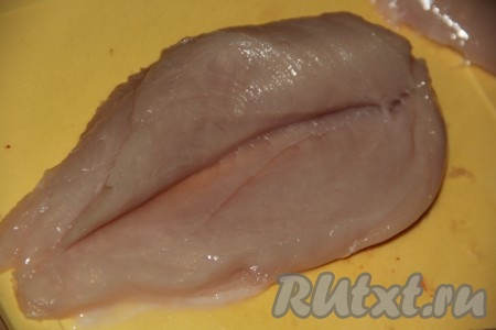 Каждое куриное филе разрезать, не дорезая до конца (как на фото), чтобы получился "кармашек".
