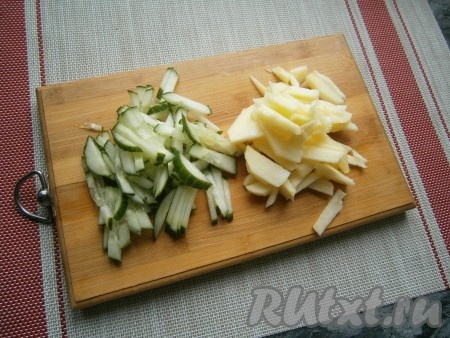 Яблоко очистить от кожицы и семян, нарезать соломкой (или тонкими брусочками), сбрызнуть 1 чайной ложкой лимонного сока. Огурец нарезать также, как и яблоко.
