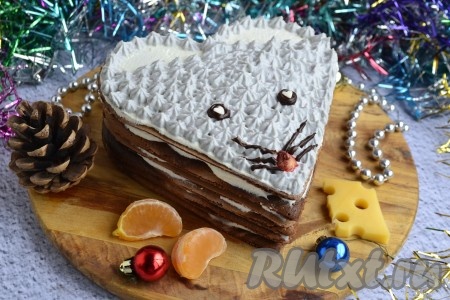 Замечательный, очень вкусный торт из панкейков "Мышка" поместить в холодильник на 1 час и можно подавать к новогоднему столу!