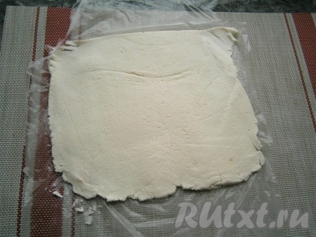 Верхнюю часть целлофанового пакета разрезать, открыв пласт сыра.
