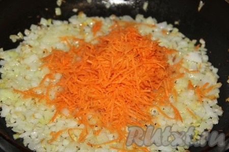 Добавляем  тертую на мелкой терке морковь.  
