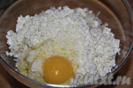 К смеси риса и творога добавить яйцо.
