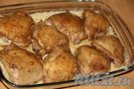 Выложить кусочки курицы в сливочный соус с шампиньонами и отправить в разогретую духовку.
