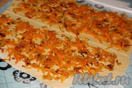 Остывшую смесь моркови и лука выложить на тесто и равномерно распределить. 